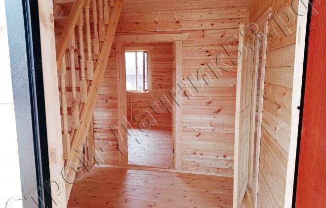 4  На_входе_в_дом_установлена_металлическая_дверь_межкомнатные_деревянные_филенки